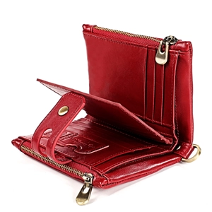 Détail macro du portefeuille en cuir rouge avec fentes cartes et zips en bronze
