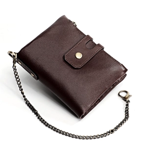 Détail du portefeuille en cuir marron vintage avec chaîne de sécurité et bouton pression