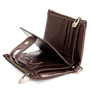 Vue détaillée de l'intérieur du portefeuille en cuir marron avec fentes pour cartes et zip