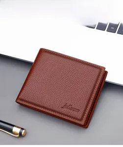 Detail van de bruine herenportefeuille van litchi-leer met pasjesvakken en zakelijke stijl