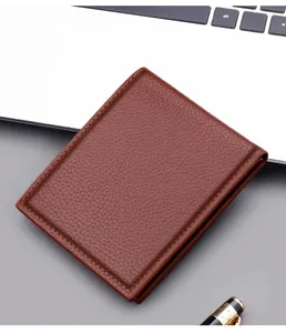 Gedetailleerde weergave van donkerbruine leren bifold portemonnee met oranje stiksels