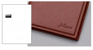 Detailopname van bruine heren portemonnee van generfd leer met logo en verfijnde stiksels