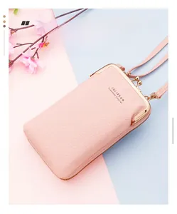 Dettaglio della borsa porta cellulare in pelle PU rosa con fibbia dorata e cerniera metallica