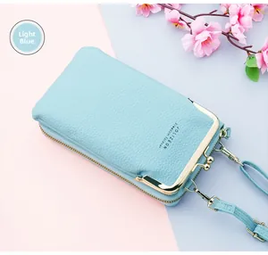 Dettaglio borsa porta cellulare azzurra con chiusura metallica e zip dorata elegante