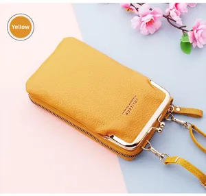 Primo piano di una borsa a tracolla gialla in pelle con texture litchi e dettagli metallici