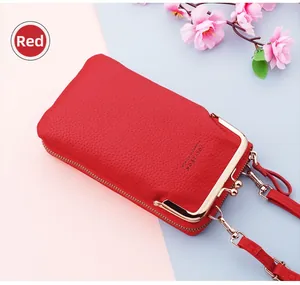 Dettaglio borsa porta cellulare rossa in pelle con chiusure e cerniere dorate