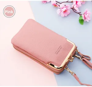 Dettaglio borsa porta cellulare rosa in pelle martellata con chiusura e tracolla