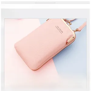 Dettaglio borsa porta cellulare rosa con grana litchi, chiusura in metallo e tracolla