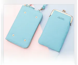 Dettaglio della borsa porta cellulare azzurra con bustine staccabili in pelle martellata e fibbie