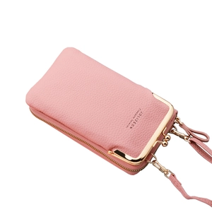 Borsa a tracolla rosa in pelle a grana di litchi con chiusura dorata e vista di lato