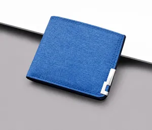 Primo piano del portafoglio in tela blu con trama in tessuto e fibbia in metallo argento