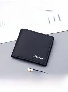 Détail du portefeuille mince noir à deux volets avec texture en cuir croisé et logo