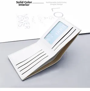 Détail du portefeuille blanc en cuir croisé avec fentes pour cartes et fenêtre d'identification