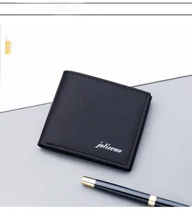 Détail du portefeuille bifold fin en cuir Saffiano noir avec logo argenté et stylo
