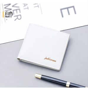 Portefeuille blanc mince avec texture sergée et logo de marque pour un look minimaliste