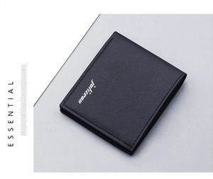 Détail d'un portefeuille slim en cuir Saffiano noir avec logo et coutures