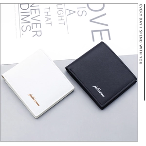 Détails de la texture Saffiano sur les portefeuilles fins noirs et blancs pour hommes