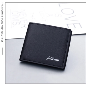 Gros plan du portefeuille mince en cuir Saffiano noir avec logo métallique sur fond gris