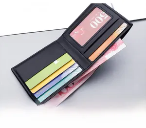 Vue détaillée du portefeuille noir avec fentes pour cartes et texture en cuir croisé