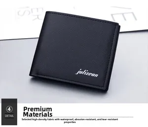 Gros plan sur la texture cuir Saffiano noir et le logo du portefeuille mince pour homme