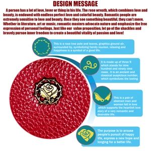 Makroaufnahme von rotem Lychee-Leder mit goldenem Rosenkranz-Emblem und feinen Nähten