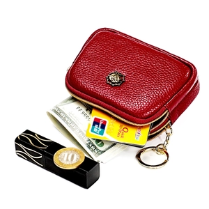 Detailansicht der roten Leder-Geldbörse mit Rosen-Logo und goldenem Schlüsselanhänger