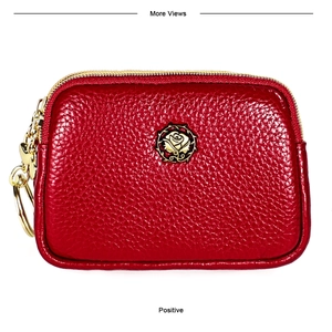 Makro-Detail der roten Leder-Geldbörse mit goldener Rose und Schlüsselring-Anhänger