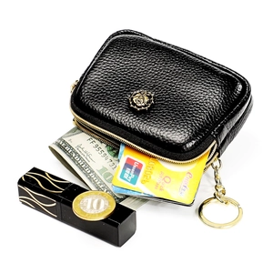 Detail der schwarzen Leder-Münztasche mit Doppel-Reißverschluss und goldener Rose