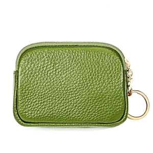 Detail der grünen Leder-Münztasche mit Litschi-Maserung und goldenem Reißverschluss