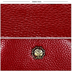 Detail der roten Mini-Geldbörse aus genarbtem Leder mit goldenem Rosen-Logo aus Metall