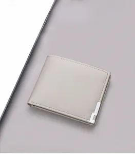 Detail der schmalen grauen Geldbörse mit feinen Nähten und silberner Metallschnalle