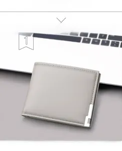 Detail der grauen schmalen Geldbörse mit Ölwachsleder-Textur und L-förmiger Metallecke