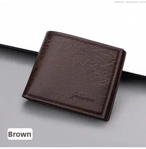 Detailopname van de bruine lederen portemonnee met kiezeltextuur en reliëflogo