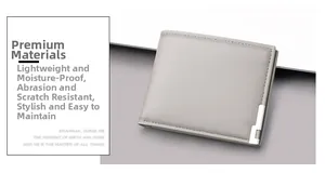 Detail der schmalen grauen Lederbrieftasche mit Metallschnalle und feiner Körnung