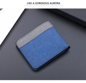 Vue détaillée du portefeuille en toile bleu et gris montrant le tissage et les coutures