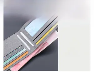 Détail du portefeuille en toile pour hommes avec fentes pour cartes et fenêtre d'identité