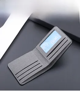 Détail du portefeuille en toile grise pour homme avec fentes pour cartes et fenêtre ID