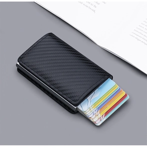 Détail d'un porte-cartes en carbone noir RFID avec mécanisme d'éjection automatique