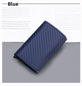 Porte-cartes bleu en carbone avec mécanisme pop-up et détails de coutures de précision