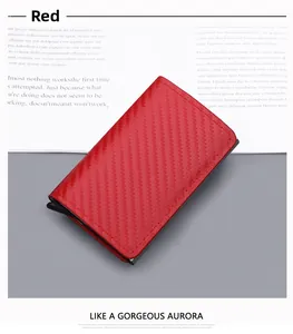 Détail du portefeuille RFID en fibre de carbone rouge avec bouton coulissant pour cartes