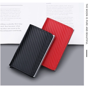 Détail des portefeuilles RFID en fibre de carbone rouge et noir avec fonction pop-up