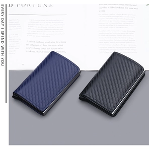 Détails du porte-cartes RFID minimaliste en fibre de carbone bleu marine et noir