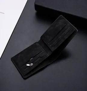 Dettaglio del portafoglio nero con fessure per carte e tasca interna con zip argentata