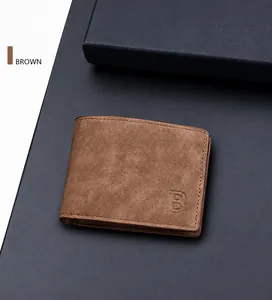 Vista dettagliata del portafoglio marron da uomo con logo B e porta carte