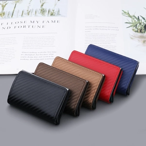 Porte-cartes RFID en fibre de carbone de cinq couleurs sur un bureau avec magazine