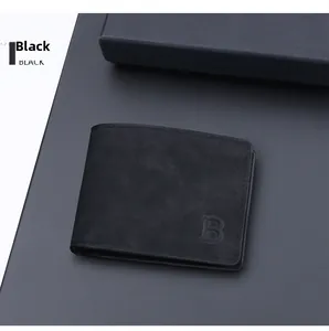 Dettaglio portafoglio da uomo in pelle nera opaca con cuciture e logo B