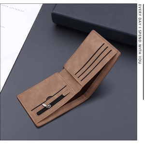 Dettaglio dell'interno di un portafoglio marrone con fessure per carte e tasca con zip