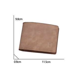Portafoglio bifold da uomo in pelle marrone satinata con dimensioni e logo inciso