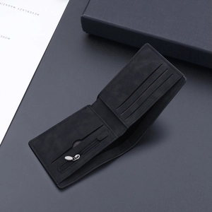 Portafoglio bifold da uomo in pelle nera opaca con scomparti per carte e cerniera