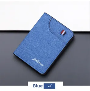 Vue détaillée d'un portefeuille fin en toile bleue avec logo et ruban tricolore élégant